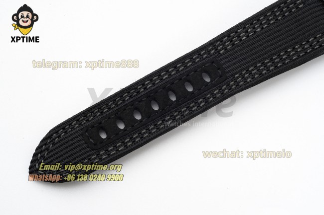 Submersible PAM984 Mike Horn 47mm VSF Black/Dot on TI/NY Strap P9010 Submersible PAM984 Mike Horn 47mm VSF Black/Dot on TI/NY Strap P9010